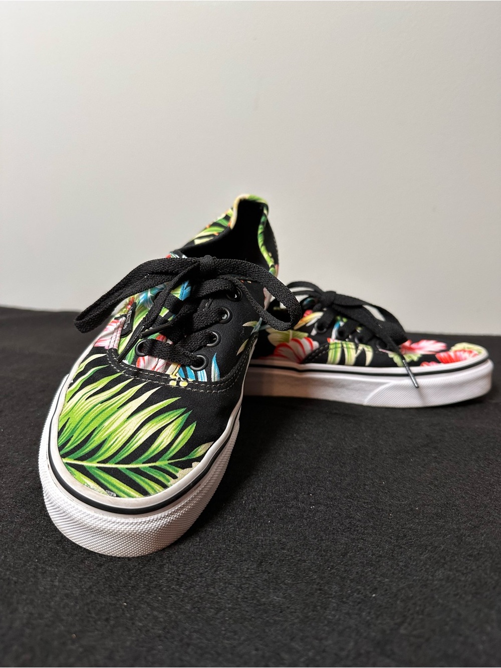 NWOB Van Off the Wall Hawaiian Floral Low Top Sneakers UNISEX